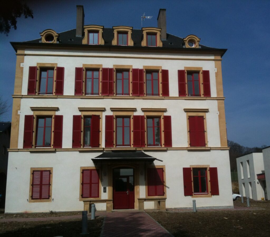 Le foyer Saint Anne de Thionville est une belle bâtisse qui accueillent des personnes en difficultés dans des logements et est gérée par Habitat et Humanisme Lorraine