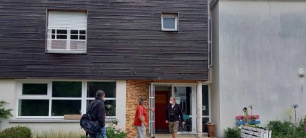 Résidents Devant La Maison