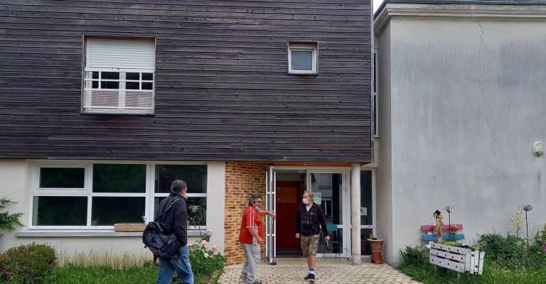 Résidents Devant La Maison