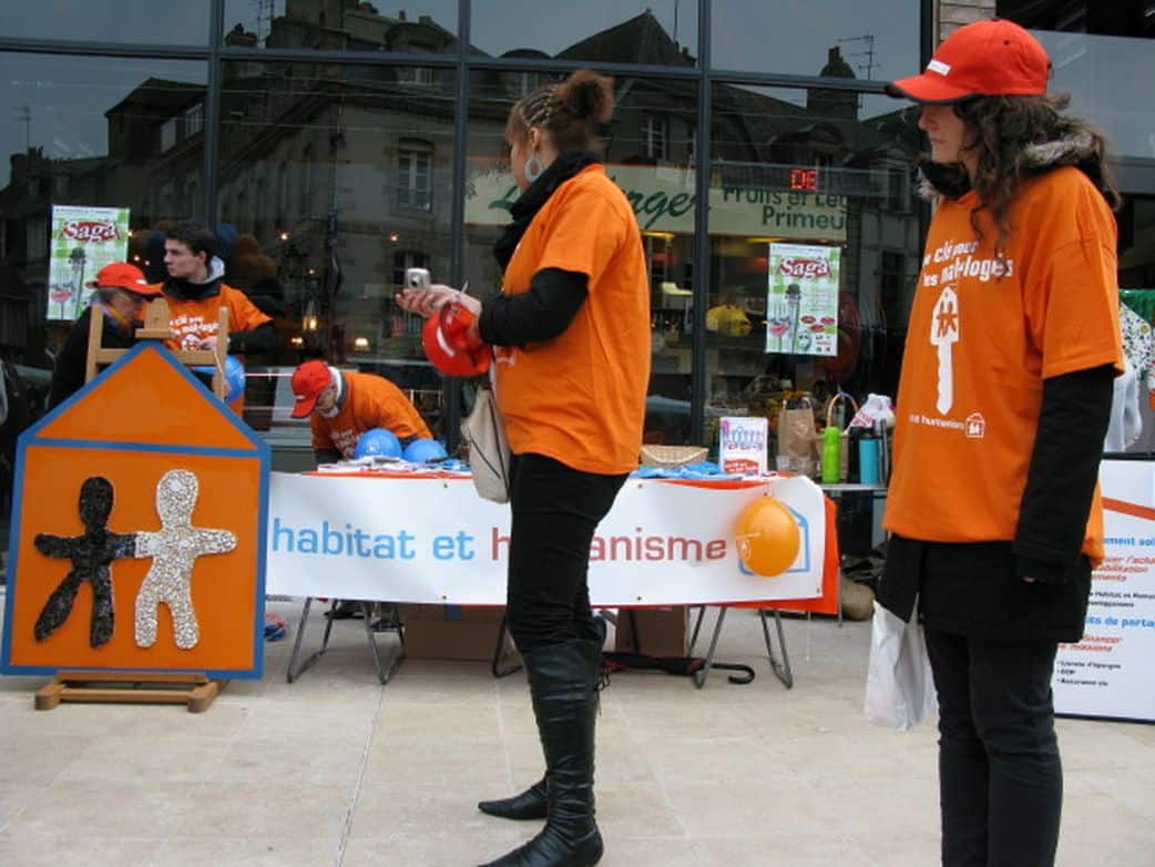 hh56-cml-stand-devant-marché.jpg