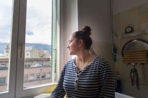 jeune femme fenetre