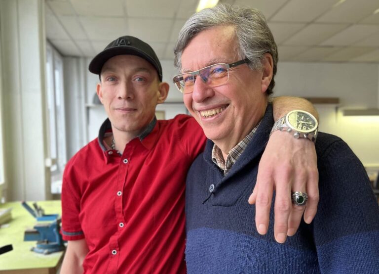 Un bénévole et une personne accueillie par Habitat et Humanisme