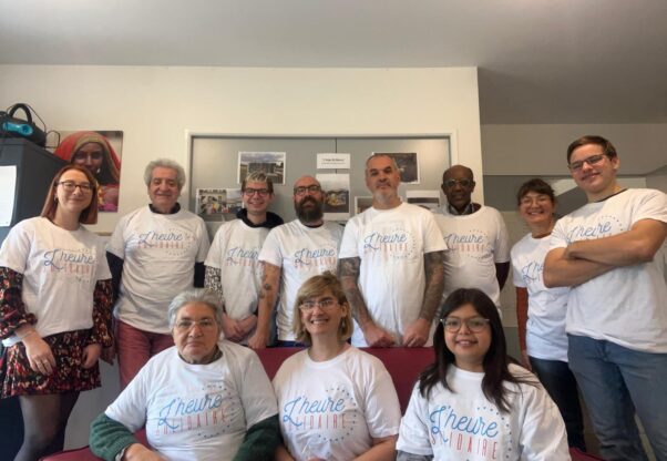 Des bénévoles avec les tee-shirt de l'Heure Solidaire d'Habitat et Humanisme Sarthe-Mayenne