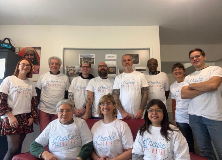 Des bénévoles avec les tee-shirt de l'Heure Solidaire d'Habitat et Humanisme Sarthe-Mayenne
