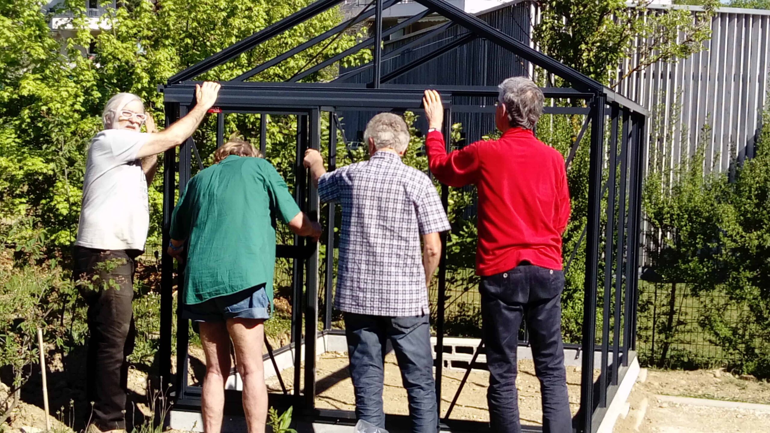 Installation-de-la-serre-à-SOCCO-dos