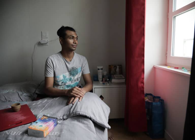 Jeune travailleur âgé entre 16 et 25 ans dans son logement situé dans un FJT à Courbevoie