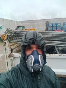 Couvreur au travail avec masque de protection
