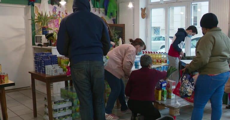 A Lyon, des tonnes de colis alimentaires distribués à des étudiants en précarité