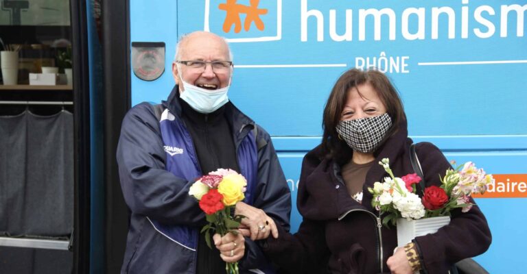 Escale solidaire pour le bus d’Habitat et humanisme : une pause-café, une oreille attentive et ça repart﻿