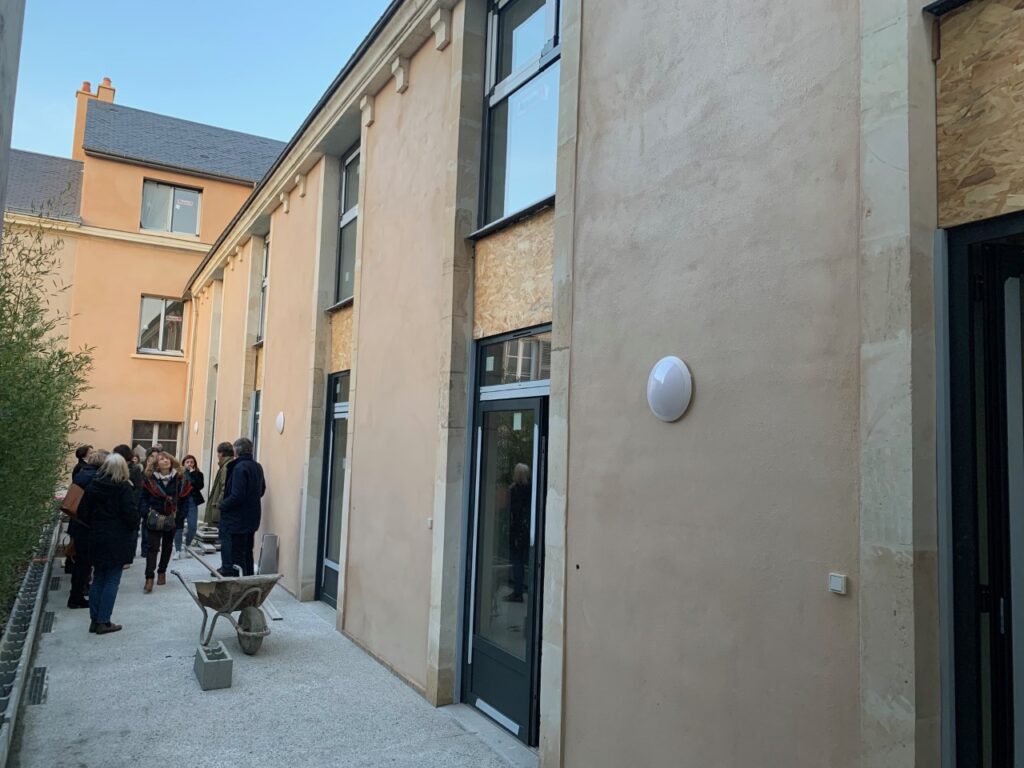 Des élus visitent la maison Saint François, une résidence intergénérationnelle construite et gérée par Habitat et Humanisme Sarthe-Mayenne