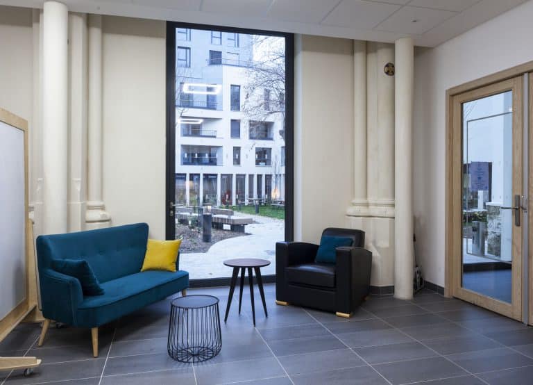 Espace de coworking avec vue sur le jardin