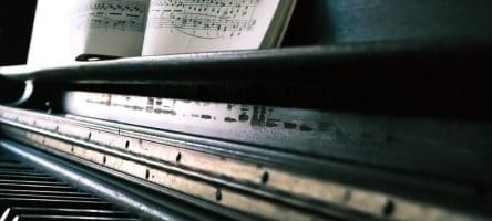 Photo avec un piano et une partition de musique