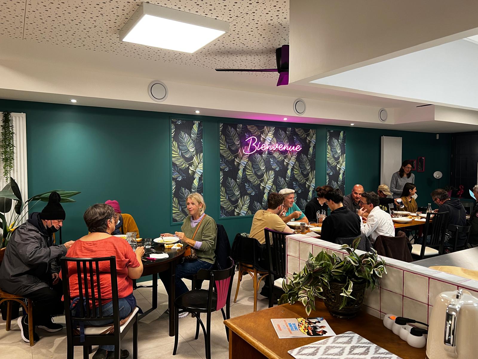 Déjeuner du jeudi à l'Escale Solidaire du 9