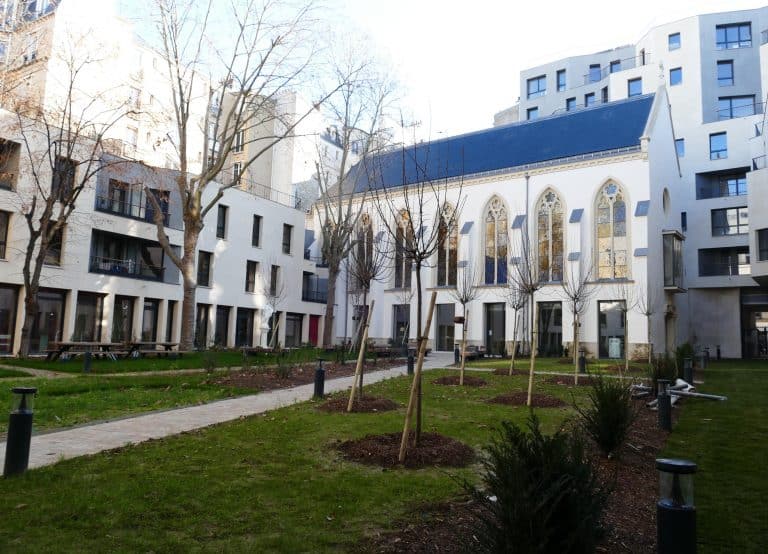 Vue sur le jardin extérieur de la résidence