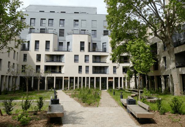 Bâtiment avec jardin aménagé