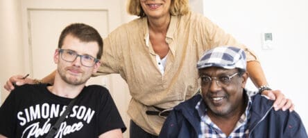 Une bénévole avec deux résidents rapport d'activité