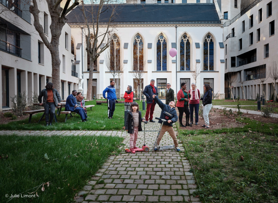 Résidence sociale avec un jardin partagé et des enfants