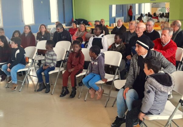 Public d'enfant captivé par un spectacle de magie