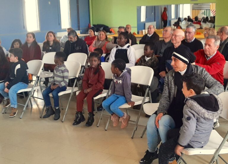 Public d'enfant captivé par un spectacle de magie