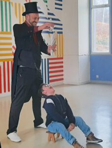 Cabotin et un jeune spectateur