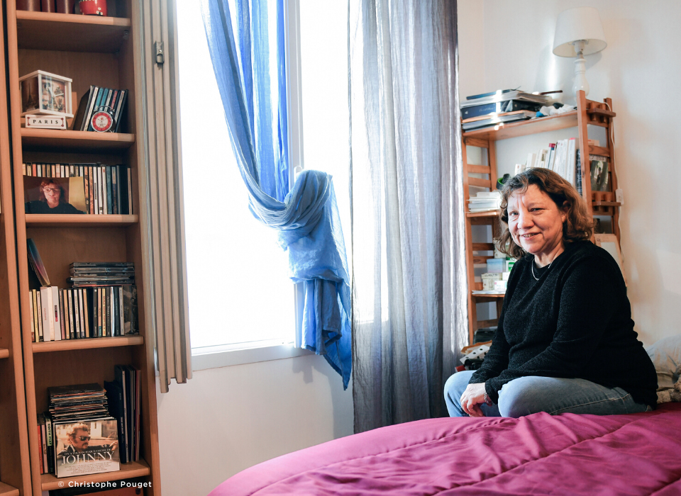 Femme seule dans un logement social