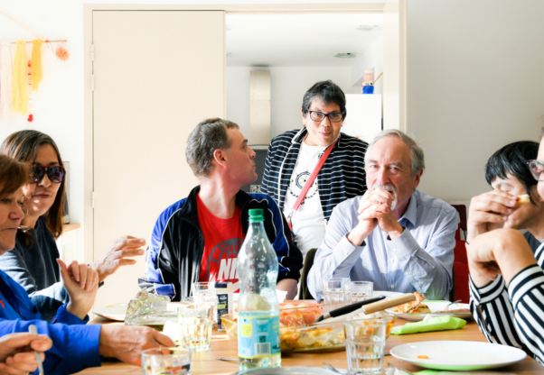 Repas partagé avec des locataires et des bénévoles