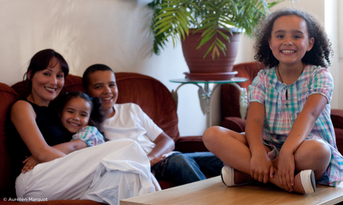 Femme avec trois enfants