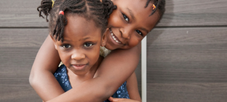 Deux filles qui sourient