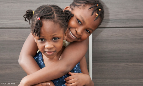 Deux filles qui sourient