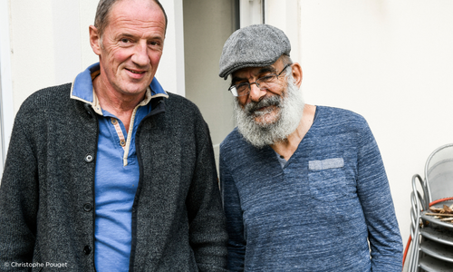 Deux hommes côte à côté