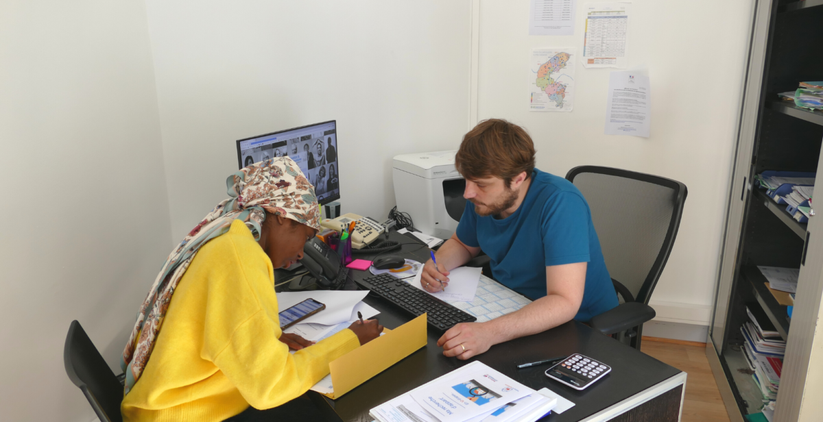 Travailleur social qui accompagne un jeune