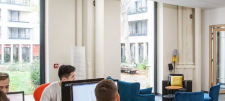 Jeunes personnes devant un écran d'ordinateur dans un espace de coworking