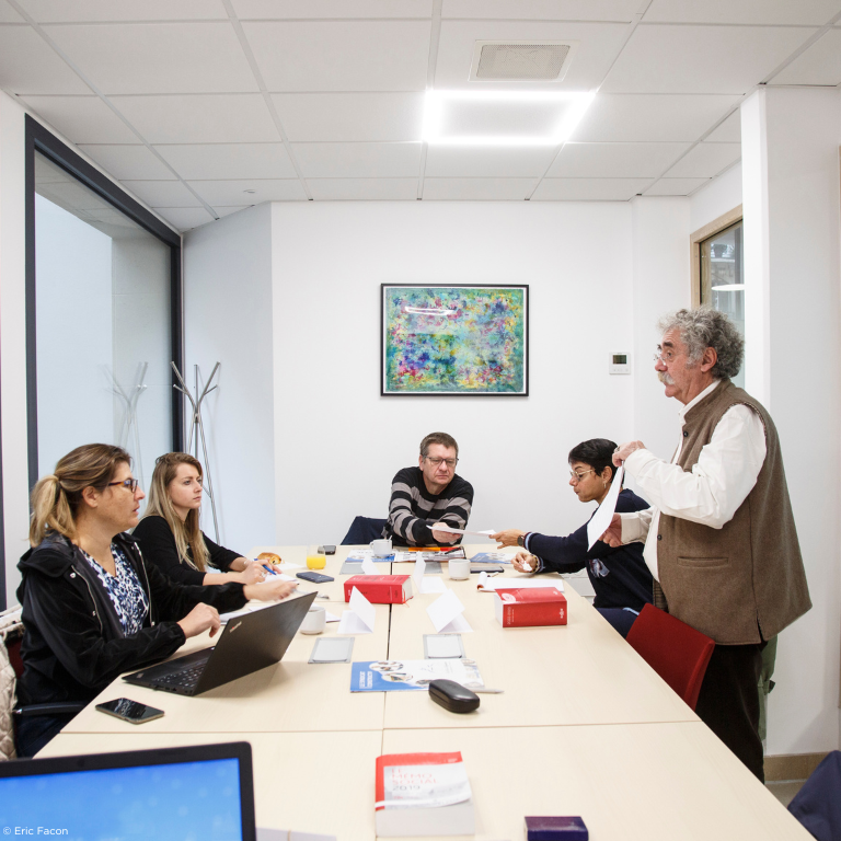 Personnes qui se réunissent dans une salle de réunion pour échanger et discuter