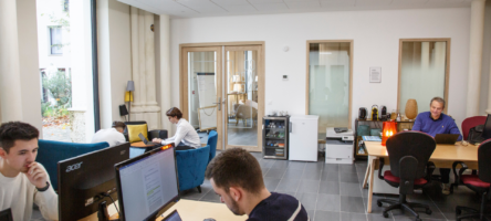 Personnes travaillant dans un coworking