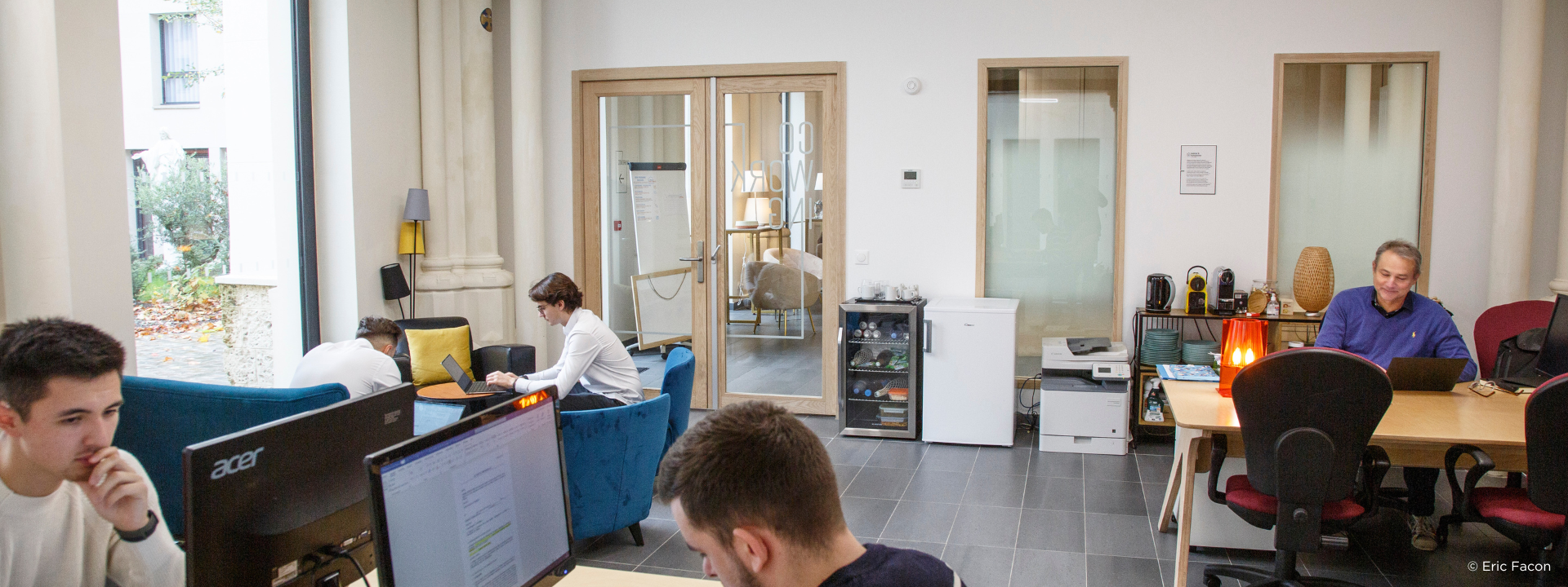 Personnes travaillant devant un pc dans un espace de coworking
