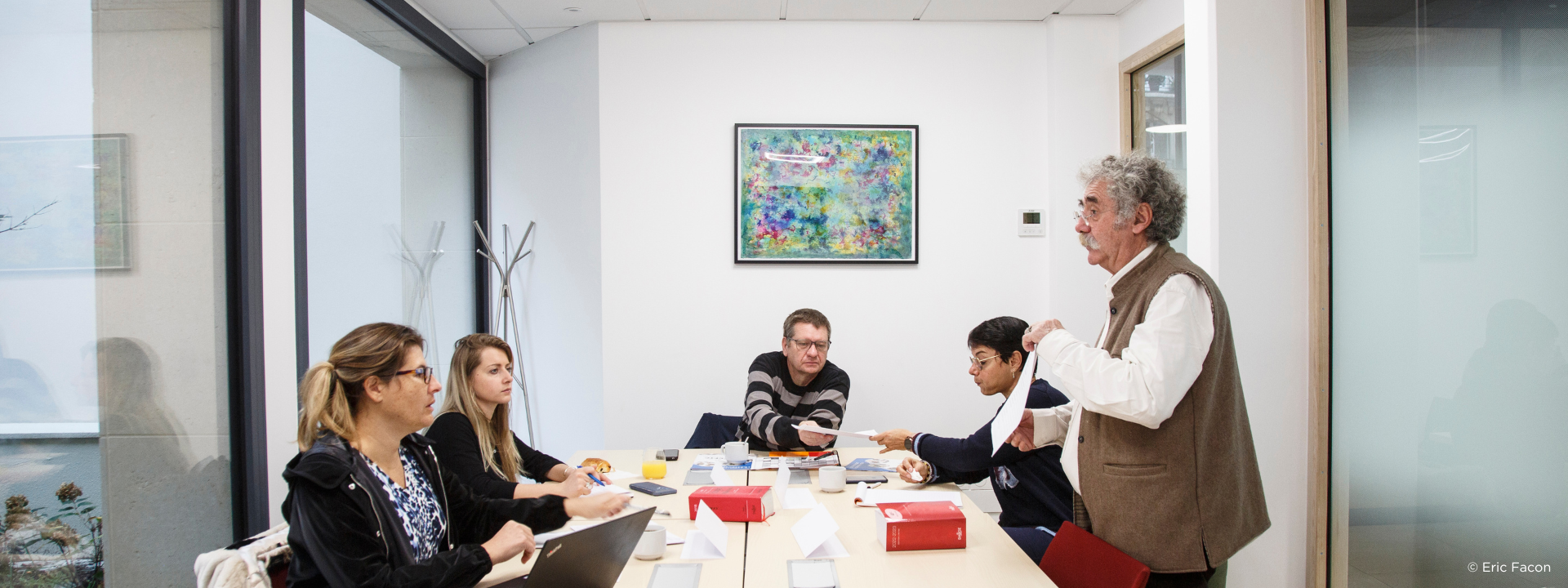 Personnes dans une salle de réunion qui échangent
