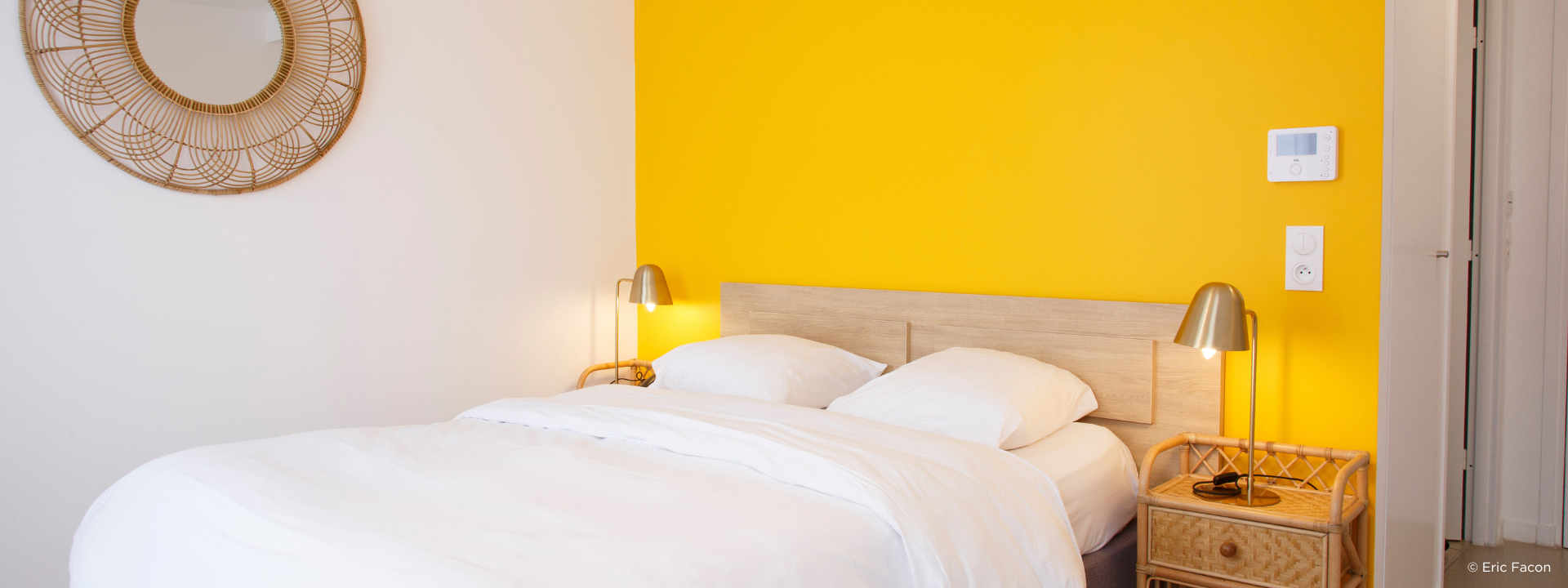 Chambre d'hôtel avec un lit double dans un hôtel labellisé VACAF