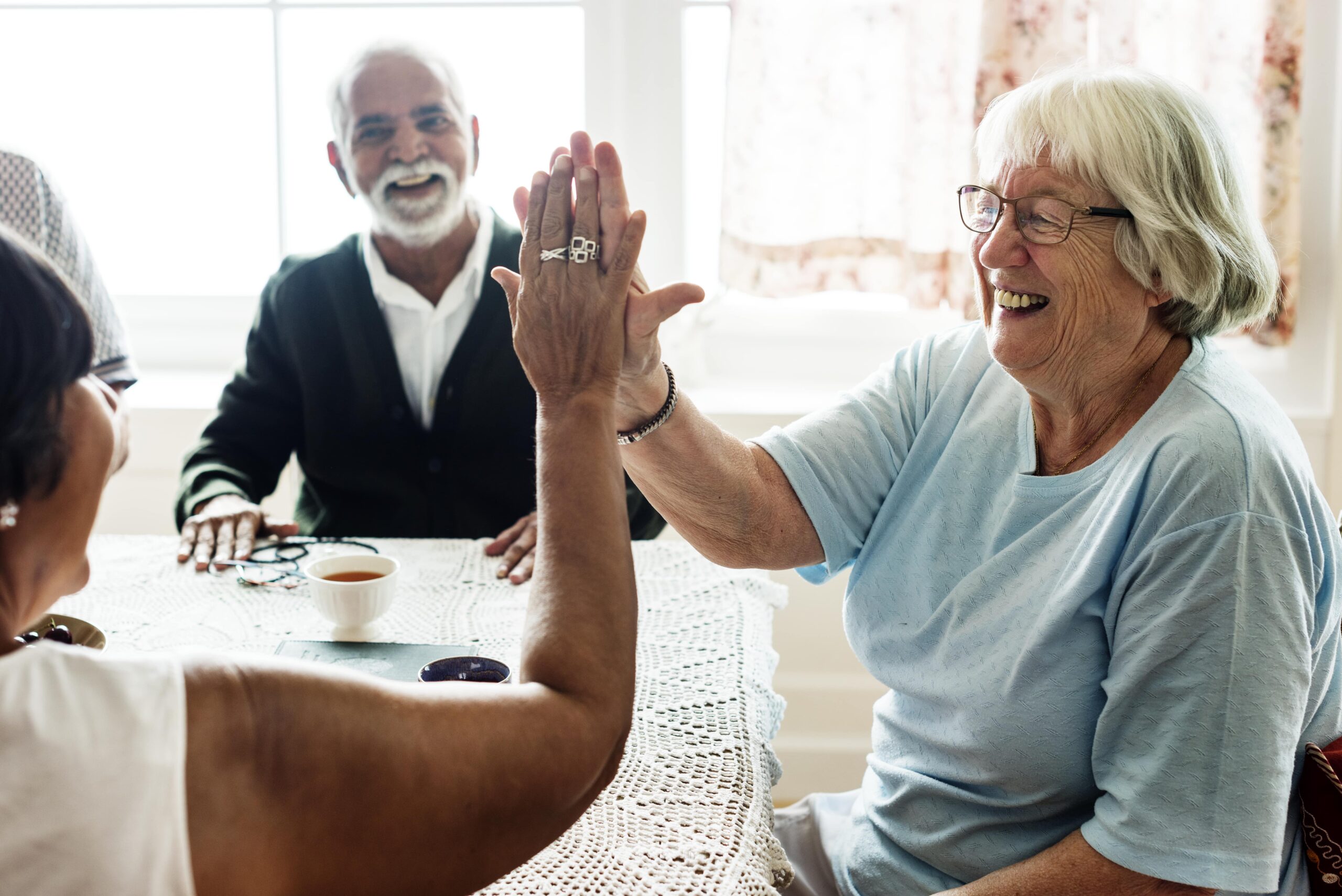 Femmes Agees Se Donnant Entre Elles Cinq Min