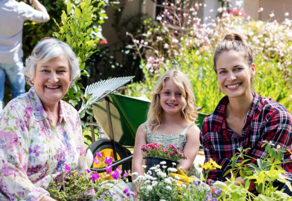 Portrait Grand Mere Mere Fille Jardinage Ensemble (1)