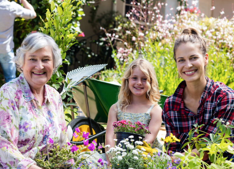 Portrait Grand Mere Mere Fille Jardinage Ensemble (1)