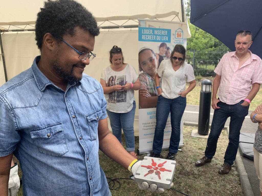 Démonstration de notre atelier solidaire avec moulage de clefs par Sterve, étudiant en Master II ESS (Economie Sociale et Solidaire) et Théo, locataire de la Maison Léonard de Vinci.