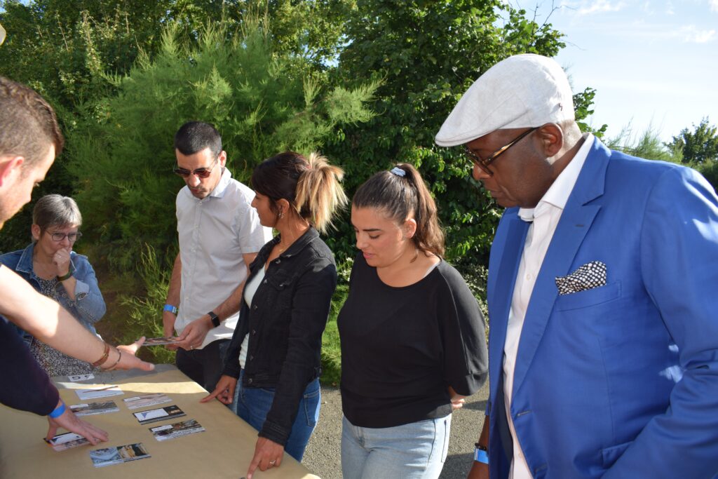 Ici, en casquette, Charles notre Chef de Projet Atelier Solidaire en pleine réflexion au cours d'une matinée studieuse !