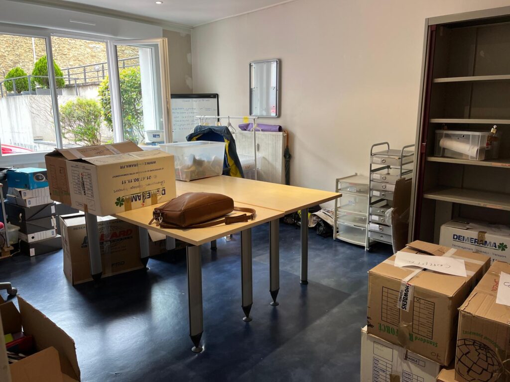 En une matinée, nous avons :  1/ vidé la Halle aux Toiles vers le 18 place d’Alger,  2/ installé la Halle aux Toiles pour sa future fonction d’Escale Solidaire le Passage avant le déménagement de cette dernière dans son lieu définitif du 16 place d'Alger, 3/ vidé le 16 place d’Alger ! 