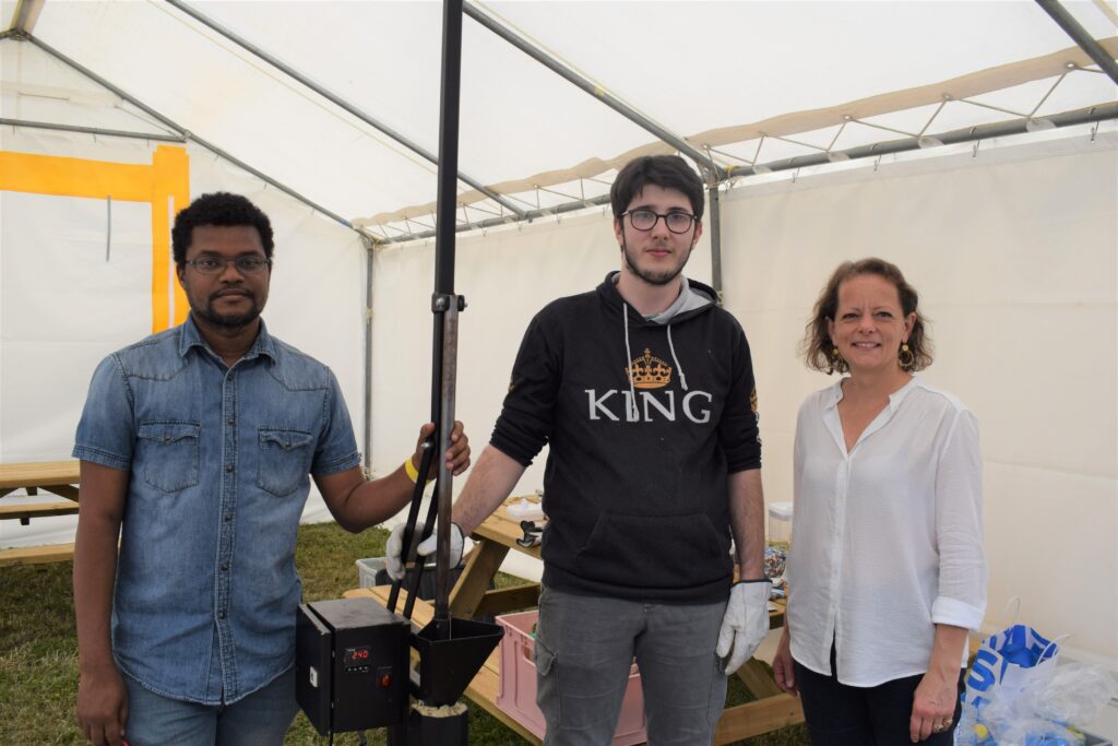 Animation de notre atelier solidaire de valorisation des déchets plastique avec Valérie, Sterve et Théo.