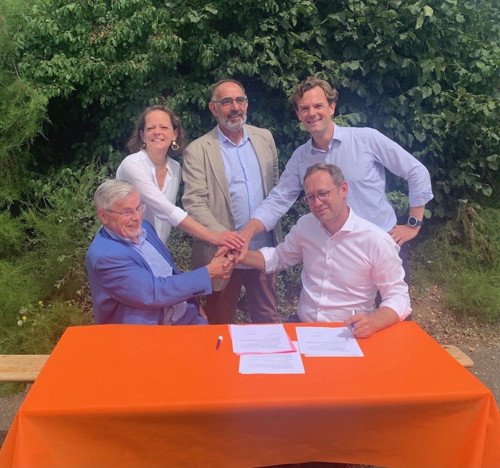 Sécurlite, leader de l'éclairage haute-résistance et innovant à destination des lieux de passage et parties communes, signe un partenariat avec la Fédération Habitat et Humanisme. Une démarche résolument engagée qui s'inscrit dans le continuité des actions de l'entreprise, membre du collectif et entreprise à mission Rivalen. Ce partenariat vise à soutenir des projets sociaux liés au logement, et se traduit par la fourniture de luminaires qui ont déjà été utilisés. Trois projets d'habitats inclusifs Habitat et Humanisme sont en cours d'équipement à Marseille, Lyon et Le Mans ! De gauche à droite : Valérie Jacquot, directrice Habitat & Humanisme Sarthe Mayenne, François-Daniel Veaudor, président Habitat & Humanisme Sarthe Mayenne, Tristan de Witte, président de Rivalen, Stéphane Aubry, directeur général de Sécurlite et Bernard Cherlonneix, représentant la Fédération Habitat & Humanisme.