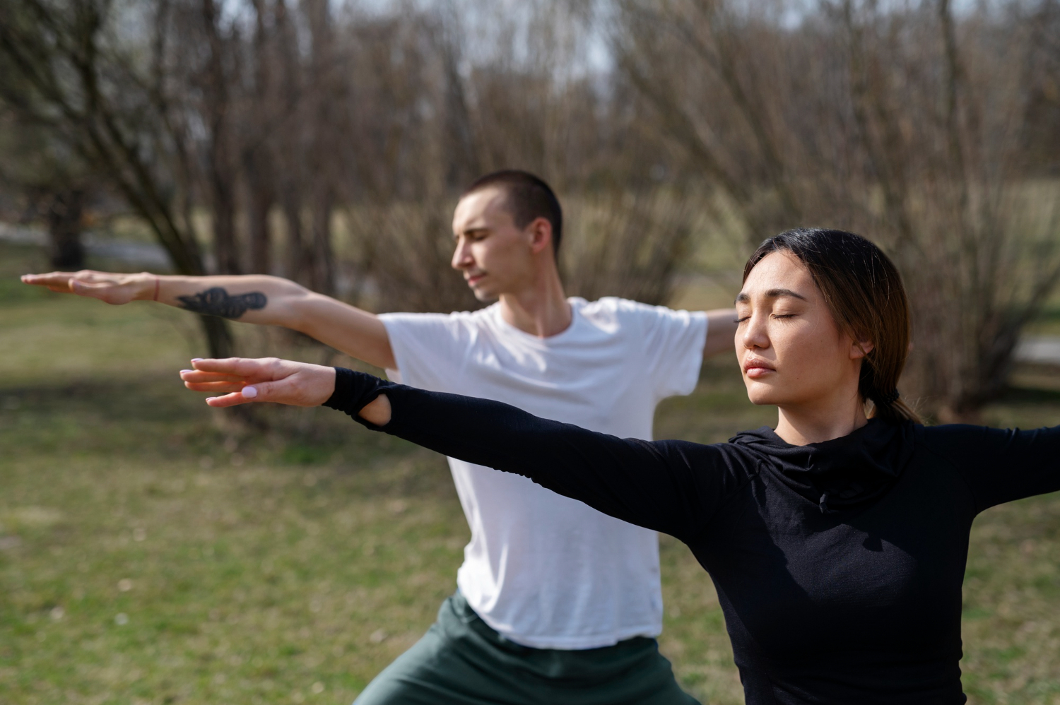 Personnes Pratiquant Yoga Exterieur (1)