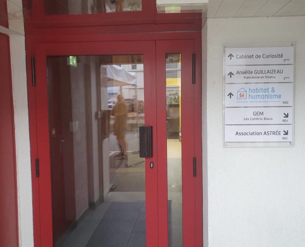 Les trois associations voisines qui cultivent des valeurs partagées avec Habitat & Humanisme : GEM « les Colibris Bleus » en Rez-de-Jardin pour l’accueil de personnes à troubles autistiques / l’Association Astrée (écoute) 3 demi-journées par semaine sur des créneaux non utilisés par le GEM / l’Association « Cabinet de Curiosité » (art-thérapie) au 3ème étage. De belles synergies en perspective !