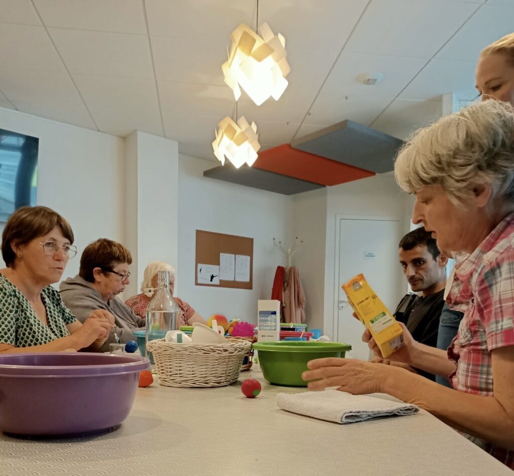 Tout le monde se met au travail pour créer la solution magique ! 