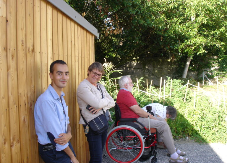 Un Peu D'ombre Grâce à La Cabane Vélos Et Jardinage