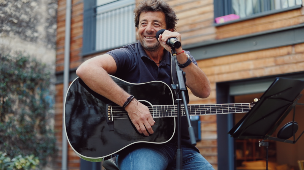 Patrick Bruel donne une heure de son temps pour les plus démunis